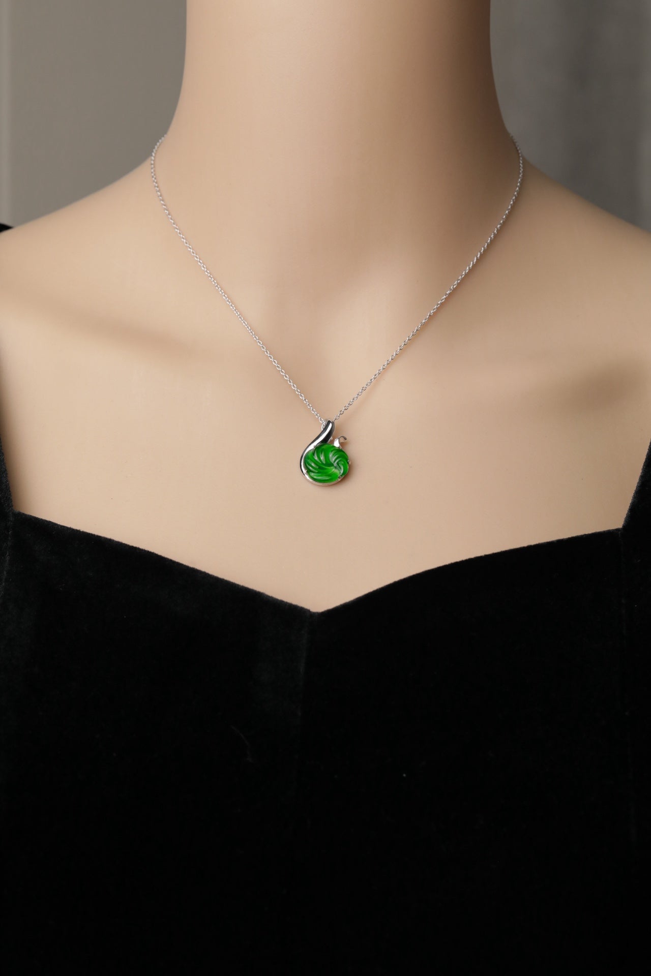 Spinning Teardrop Pendant Necklace