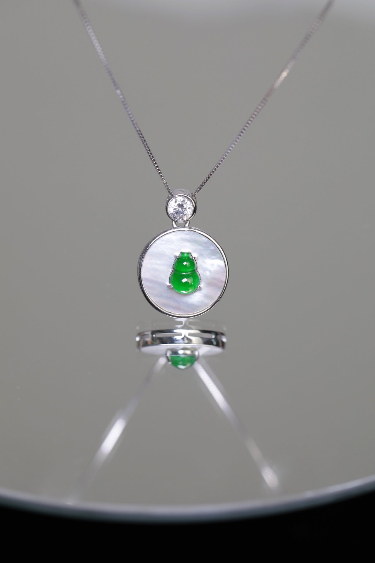 Silver Disc Gourd Pendant Necklace