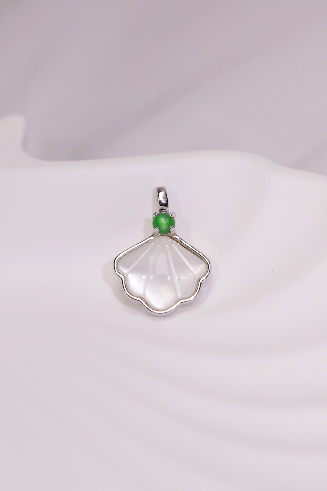 Shell egg-shaped pendant S925 silver jadeite