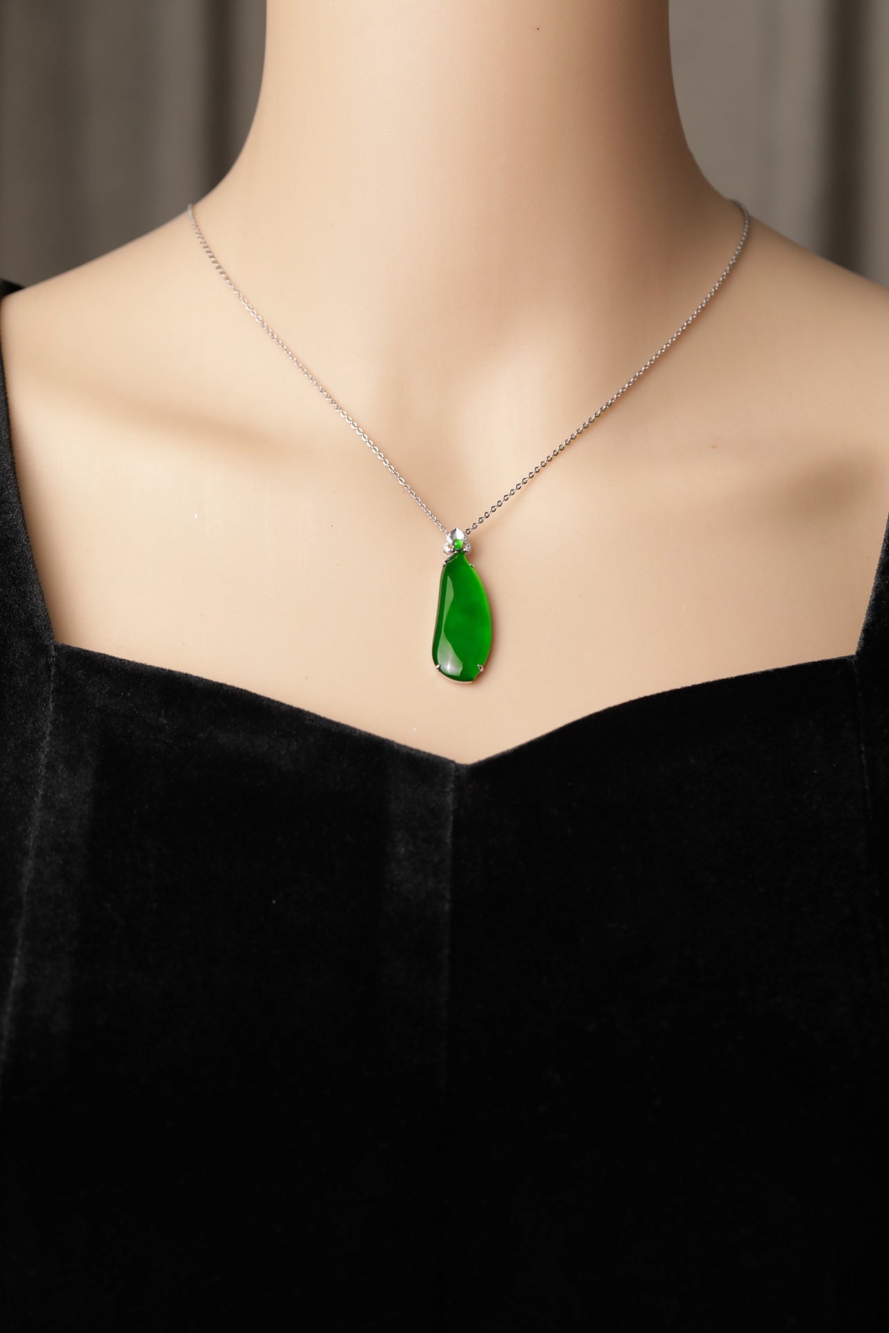 18K Irregular Bean-Shaped Pendant Necklace