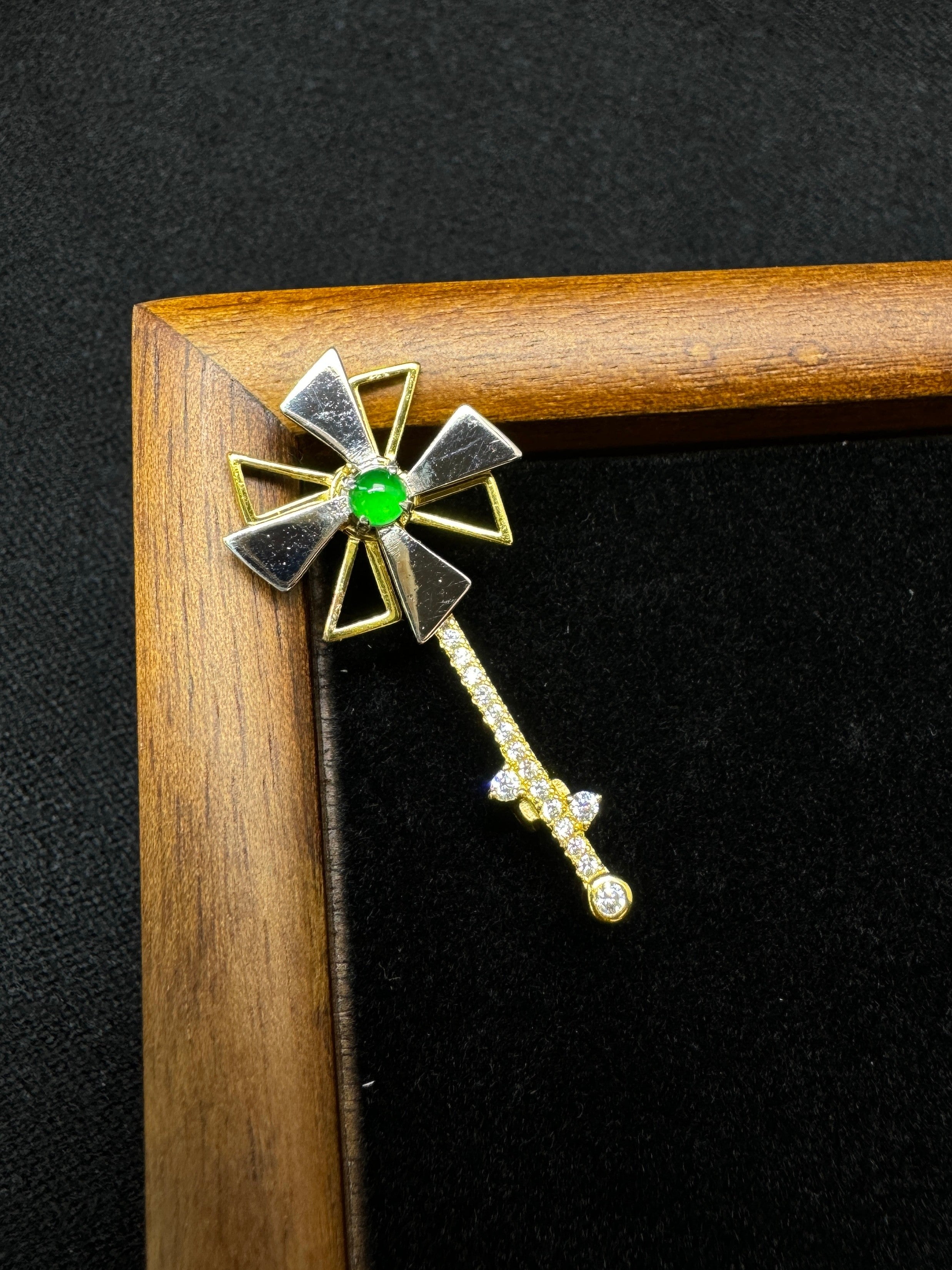 Rotatable Gold-Plated Windmill Brooch